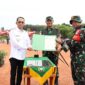 Wali Kota Batam, Amsakar Achmad, bertindak sebagai inspektur upacara pada penutupan TNI Manunggal Membangun Desa (TMMD) ke-125 Tahun 2025 yang berlangsung di Lapangan Kavling Sambau IV, Kelurahan Sambau, Kecamatan Nongsa, Kamis (21/8/2025). Foto: INIKEPRI.COM