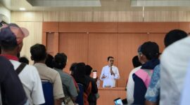 Wali Kota Batam Amsakar Achmad saat bertatap muka langsung dengan para juru parkir (jukir) dalam kegiatan silaturahmi di Kantor Dinas Perhubungan Kota Batam, Kamis (21/8/2025). Foto: INIKEPRI.COM
