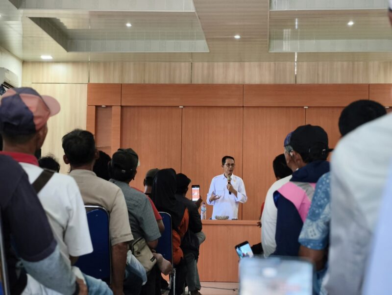Wali Kota Batam Amsakar Achmad saat bertatap muka langsung dengan para juru parkir (jukir) dalam kegiatan silaturahmi di Kantor Dinas Perhubungan Kota Batam, Kamis (21/8/2025). Foto: INIKEPRI.COM