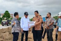 Wali Kota Batam Amsakar Achmad meninjau jalan sei panas. Foto: INIKEPRI.COM