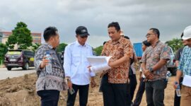 Wali Kota Batam Amsakar Achmad meninjau jalan sei panas. Foto: INIKEPRI.COM