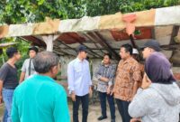 Wali Kota Batam Amsakar Achmad meninjau warga RW 06 Kavling Sungai Lekop, Kecamatan Sagulung. Foto: INIKEPRI.COM