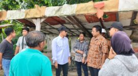 Wali Kota Batam Amsakar Achmad meninjau warga RW 06 Kavling Sungai Lekop, Kecamatan Sagulung. Foto: INIKEPRI.COM