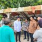 Wali Kota Batam Amsakar Achmad meninjau warga RW 06 Kavling Sungai Lekop, Kecamatan Sagulung. Foto: INIKEPRI.COM