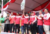 Wali Kota Batam sekaligus Kepala Badan Pengusahaan (BP) Batam, Amsakar Achmad, melepas langsung para peserta gerak jalan santai. Foto: INIKEPRI.COM/Media Center Batam 