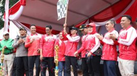 Wali Kota Batam sekaligus Kepala Badan Pengusahaan (BP) Batam, Amsakar Achmad, melepas langsung para peserta gerak jalan santai. Foto: INIKEPRI.COM/Media Center Batam 