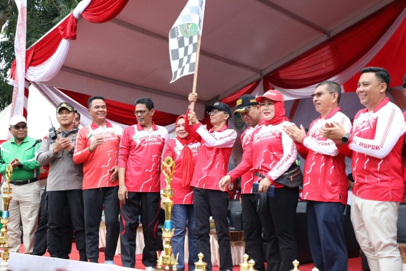 Wali Kota Batam sekaligus Kepala Badan Pengusahaan (BP) Batam, Amsakar Achmad, melepas langsung para peserta gerak jalan santai. Foto: INIKEPRI.COM/Media Center Batam 