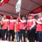 Wali Kota Batam sekaligus Kepala Badan Pengusahaan (BP) Batam, Amsakar Achmad, melepas langsung para peserta gerak jalan santai. Foto: INIKEPRI.COM/Media Center Batam 