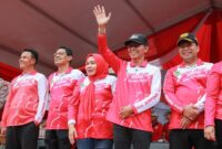 Wali Kota Batam Amsakar Achmad didampingi ketua TP-PKK Kota Batam Erlita Sari melepas peserta gerak jalan santai. Foto: INIKEPRI.COM/Media Center Batam 