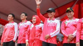 Wali Kota Batam Amsakar Achmad didampingi ketua TP-PKK Kota Batam Erlita Sari melepas peserta gerak jalan santai. Foto: INIKEPRI.COM/Media Center Batam 