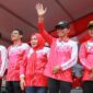 Wali Kota Batam Amsakar Achmad didampingi ketua TP-PKK Kota Batam Erlita Sari melepas peserta gerak jalan santai. Foto: INIKEPRI.COM/Media Center Batam 