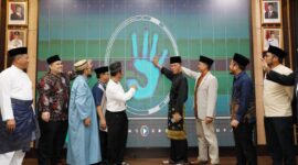 Wali Kota Batam Amsakar Achmad membuka musyawarah cabang Pondok Modern Darussalam Gontor yang tergabung dalam Ikatan Keluarga Pondok Modern (IKPM) Cabang Batam. Foto: INIKEPRI.COM
