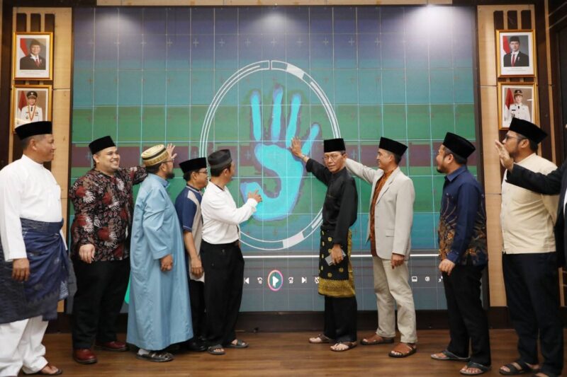 Wali Kota Batam Amsakar Achmad membuka musyawarah cabang Pondok Modern Darussalam Gontor yang tergabung dalam Ikatan Keluarga Pondok Modern (IKPM) Cabang Batam. Foto: INIKEPRI.COM