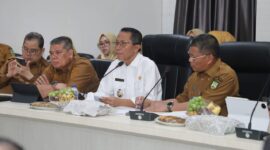 Wali Kota Batam, Amsakar Achmad, saat menghadiri Zoom Meeting Pelaksanaan Verifikasi Lanjutan Kabupaten/Kota Sehat Tingkat Nasional Tahun 2025, di Ruang Rapat Embung Fatimah lantai IV Kantor Wali Kota Batam, senin (25/8/2025). Foto: INIKEPRI.COM