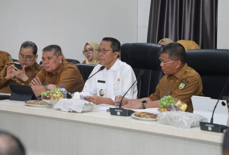 Wali Kota Batam, Amsakar Achmad, saat menghadiri Zoom Meeting Pelaksanaan Verifikasi Lanjutan Kabupaten/Kota Sehat Tingkat Nasional Tahun 2025, di Ruang Rapat Embung Fatimah lantai IV Kantor Wali Kota Batam, senin (25/8/2025). Foto: INIKEPRI.COM