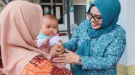Erlita dalam kegiatan Gerakan Posyandu Aktif Bersama Ketua Tim Pembina Posyandu dan Dinkes Kota Batam di RW 35 Kecamatan Batam Kota, Selasa (26/8/2025). Foto: INIKEPRI.COM