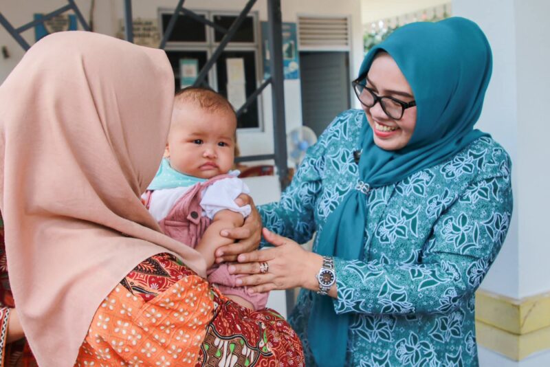 Erlita dalam kegiatan Gerakan Posyandu Aktif Bersama Ketua Tim Pembina Posyandu dan Dinkes Kota Batam di RW 35 Kecamatan Batam Kota, Selasa (26/8/2025). Foto: INIKEPRI.COM