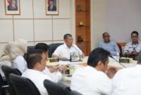 Plt Sekretaris Daerah Kota (Setdako) Batam, Firmansyah, memimpin rapat pelaksanaan persiapan tindak lanjut hasil penilaian Kabupaten/Kota Sehat (KKS) 2025 di Ruang Rapat Sekda, Kantor Wali Kota Batam, Rabu (27/8/2025). Foto: INIKEPRI.COM/Media Center Batam
