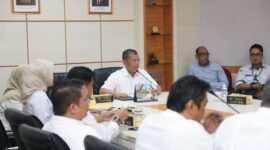 Plt Sekretaris Daerah Kota (Setdako) Batam, Firmansyah, memimpin rapat pelaksanaan persiapan tindak lanjut hasil penilaian Kabupaten/Kota Sehat (KKS) 2025 di Ruang Rapat Sekda, Kantor Wali Kota Batam, Rabu (27/8/2025). Foto: INIKEPRI.COM/Media Center Batam
