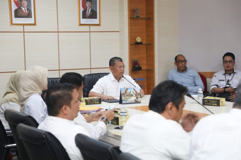 Plt Sekretaris Daerah Kota (Setdako) Batam, Firmansyah, memimpin rapat pelaksanaan persiapan tindak lanjut hasil penilaian Kabupaten/Kota Sehat (KKS) 2025 di Ruang Rapat Sekda, Kantor Wali Kota Batam, Rabu (27/8/2025). Foto: INIKEPRI.COM/Media Center Batam