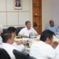 Plt Sekretaris Daerah Kota (Setdako) Batam, Firmansyah, memimpin rapat pelaksanaan persiapan tindak lanjut hasil penilaian Kabupaten/Kota Sehat (KKS) 2025 di Ruang Rapat Sekda, Kantor Wali Kota Batam, Rabu (27/8/2025). Foto: INIKEPRI.COM/Media Center Batam
