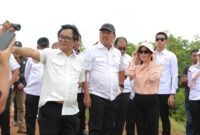 Wakil Wali Kota Batam, Li Claudia Chandra, mendampingi Menteri Kelautan dan Perikanan RI, Sakti Wahyu Trenggono, meninjau calon Kampung Nelayan Merah Putih (KNMP). Foto: INIKEPRI.COM/Media Center Batam 