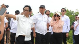 Wakil Wali Kota Batam, Li Claudia Chandra, mendampingi Menteri Kelautan dan Perikanan RI, Sakti Wahyu Trenggono, meninjau calon Kampung Nelayan Merah Putih (KNMP). Foto: INIKEPRI.COM/Media Center Batam 