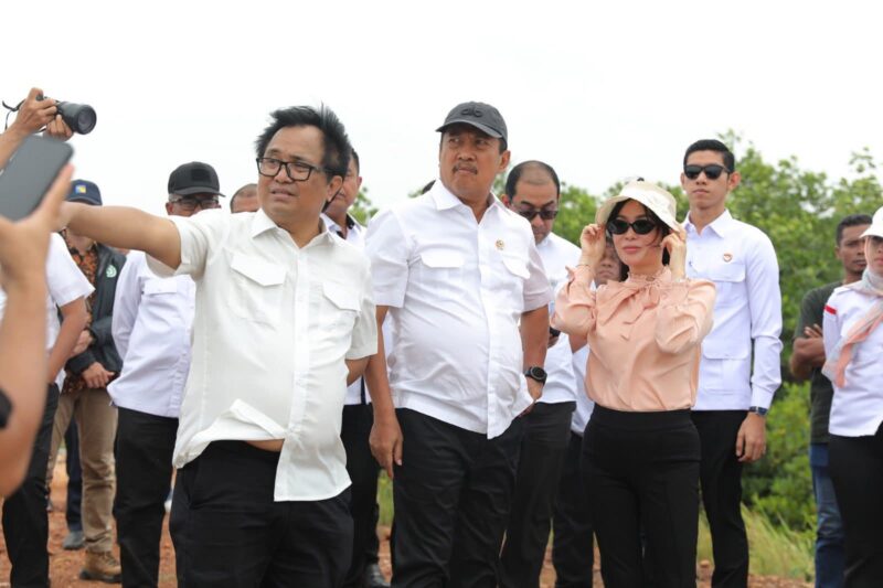 Wakil Wali Kota Batam, Li Claudia Chandra, mendampingi Menteri Kelautan dan Perikanan RI, Sakti Wahyu Trenggono, meninjau calon Kampung Nelayan Merah Putih (KNMP). Foto: INIKEPRI.COM/Media Center Batam 