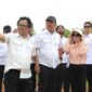 Wakil Wali Kota Batam, Li Claudia Chandra, mendampingi Menteri Kelautan dan Perikanan RI, Sakti Wahyu Trenggono, meninjau calon Kampung Nelayan Merah Putih (KNMP). Foto: INIKEPRI.COM/Media Center Batam 