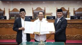 Wali Kota Batam Amsakar Achmad bersama DPRD Kota Batam resmi menyepakati Kebijakan Umum Anggaran dan Prioritas Plafon Anggaran Sementara (KUA-PPAS) 2026 senilai Rp4,73 triliun. Foto: INIKEPRI.COM