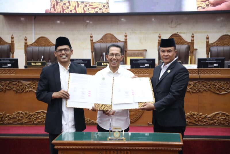 Wali Kota Batam Amsakar Achmad bersama DPRD Kota Batam resmi menyepakati Kebijakan Umum Anggaran dan Prioritas Plafon Anggaran Sementara (KUA-PPAS) 2026 senilai Rp4,73 triliun. Foto: INIKEPRI.COM