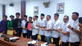 Wali Kota Batam Amsakar Achmad saat menerima mahasiswa yang berdemo. Foto: INIKEPRI.COM