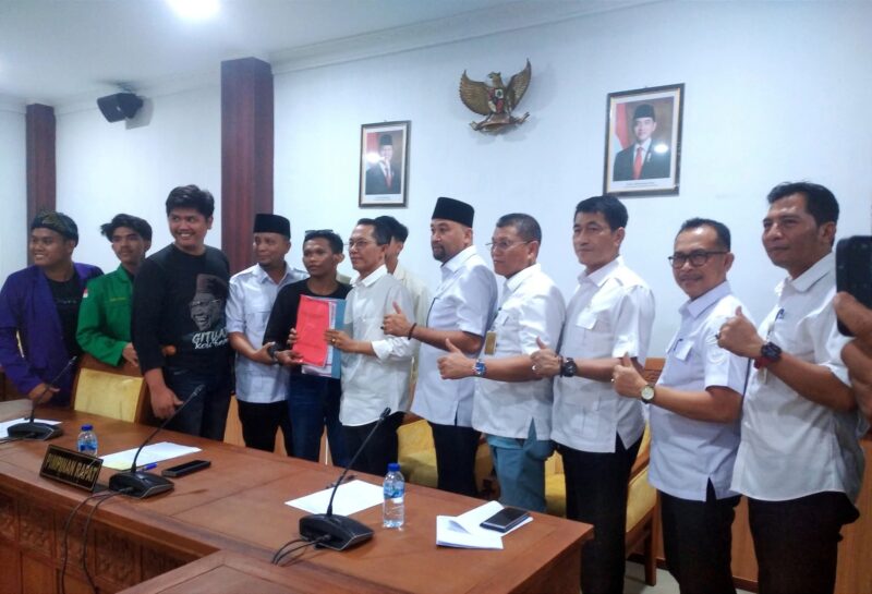 Wali Kota Batam Amsakar Achmad saat menerima mahasiswa yang berdemo. Foto: INIKEPRI.COM