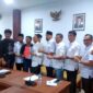Wali Kota Batam Amsakar Achmad saat menerima mahasiswa yang berdemo. Foto: INIKEPRI.COM