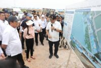 Menteri KKP Sakti Wahyu Trenggono didampingi Wakil Wali Kota Batam Li Claudia Chandra saat meninjau lokasi yang bakal dijadikan KNMP. Foto: INIKEPRI.COM