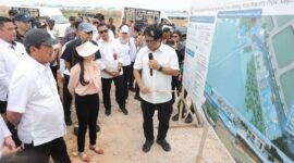 Menteri KKP Sakti Wahyu Trenggono didampingi Wakil Wali Kota Batam Li Claudia Chandra saat meninjau lokasi yang bakal dijadikan KNMP. Foto: INIKEPRI.COM