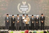 Amsakar dianugerahi penghargaan Kepala Daerah Pendukung Gerakan Zakat Indonesia. Penghargaan bergengsi ini diserahkan langsung oleh Ketua BAZNAS RI, Prof. Dr. KH. Noor Achmad, MA. Foto: INIKEPRI.COM