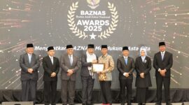 Amsakar dianugerahi penghargaan Kepala Daerah Pendukung Gerakan Zakat Indonesia. Penghargaan bergengsi ini diserahkan langsung oleh Ketua BAZNAS RI, Prof. Dr. KH. Noor Achmad, MA. Foto: INIKEPRI.COM