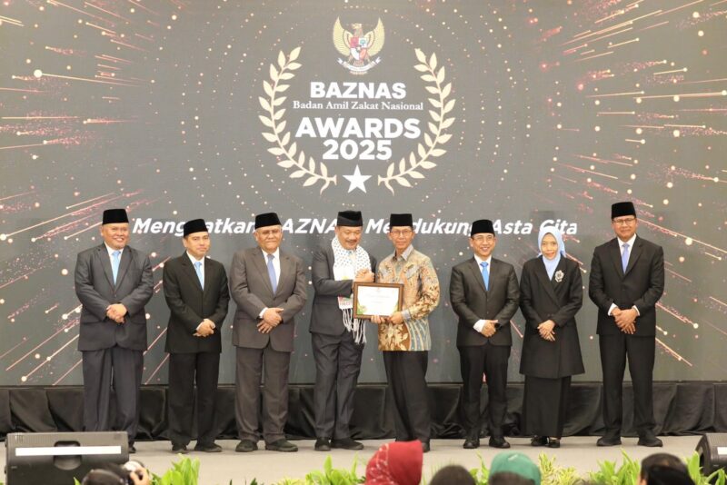 Amsakar dianugerahi penghargaan Kepala Daerah Pendukung Gerakan Zakat Indonesia. Penghargaan bergengsi ini diserahkan langsung oleh Ketua BAZNAS RI, Prof. Dr. KH. Noor Achmad, MA. Foto: INIKEPRI.COM