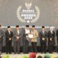 Amsakar dianugerahi penghargaan Kepala Daerah Pendukung Gerakan Zakat Indonesia. Penghargaan bergengsi ini diserahkan langsung oleh Ketua BAZNAS RI, Prof. Dr. KH. Noor Achmad, MA. Foto: INIKEPRI.COM