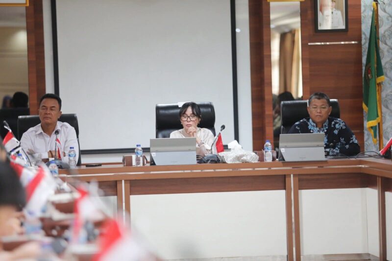 Wakil Wali Kota Batam, Li Claudia Chandra, memimpin rapat lanjutan persiapan Pesta Rakyat HUT ke-80 RI Tingkat Kota Batam yang akan digelar pada Sabtu, 30 Agustus 2025 di Dataran Engku Putri, Batam Centre. Foto: INIKEPRI.COM/Media Center Batam 