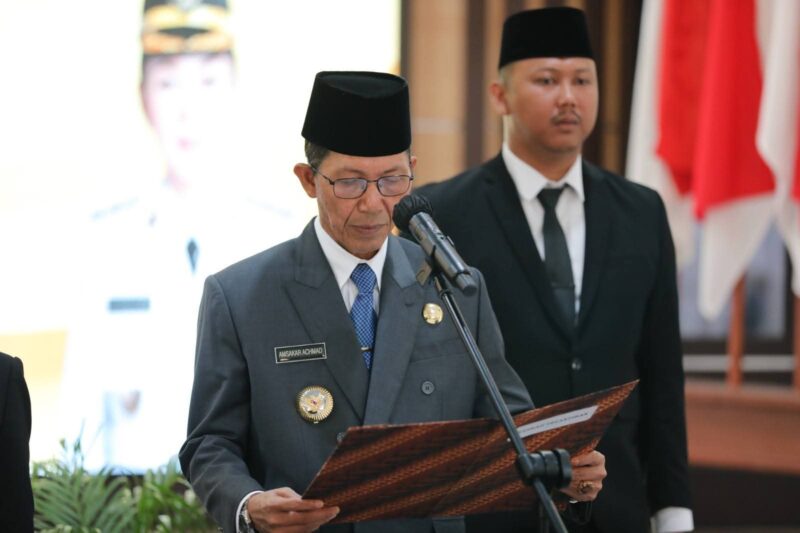 Wali Kota Batam Amsakar Achmad melantik 95 pejabat di lingkungan pemerintah kota Batam. Foto: INIKEPRI.COM