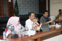 Wali Kota Batam, Amsakar Achmad, bersama Ketua TP PKK Kota Batam, Erlita Sari Amsakar, memimpin rapat persiapan Jambore Kader PKK 2025 di Ruang Rapat Hang Nadim, Lantai IV Kantor Wali Kota Batam, Jumat (29/8/2025). Foto: INIKEPRI.COM