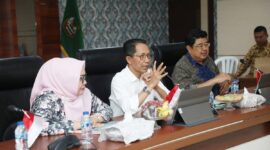 Wali Kota Batam, Amsakar Achmad, bersama Ketua TP PKK Kota Batam, Erlita Sari Amsakar, memimpin rapat persiapan Jambore Kader PKK 2025 di Ruang Rapat Hang Nadim, Lantai IV Kantor Wali Kota Batam, Jumat (29/8/2025). Foto: INIKEPRI.COM
