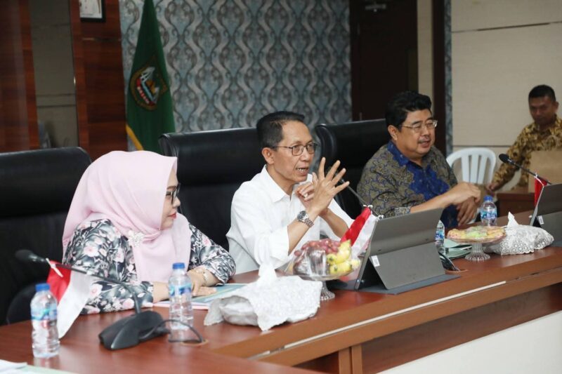 Wali Kota Batam, Amsakar Achmad, bersama Ketua TP PKK Kota Batam, Erlita Sari Amsakar, memimpin rapat persiapan Jambore Kader PKK 2025 di Ruang Rapat Hang Nadim, Lantai IV Kantor Wali Kota Batam, Jumat (29/8/2025). Foto: INIKEPRI.COM