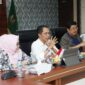 Wali Kota Batam, Amsakar Achmad, bersama Ketua TP PKK Kota Batam, Erlita Sari Amsakar, memimpin rapat persiapan Jambore Kader PKK 2025 di Ruang Rapat Hang Nadim, Lantai IV Kantor Wali Kota Batam, Jumat (29/8/2025). Foto: INIKEPRI.COM