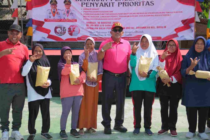 saat membuka acara Gerakan Pengendalian Penyakit Prioritas di Lapangan Balai Pertemuan RW 013 Kampung Sidomulyo, Kelurahan Batu IX, Minggu (10/9). Foto: INIKEPRI.COM