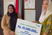 Bupati Natuna Cen Sui Lan beberapa waktu lalu menyerahkan santunan dari BPJS. Foto: Istimewa 