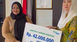 Bupati Natuna Cen Sui Lan beberapa waktu lalu menyerahkan santunan dari BPJS. Foto: Istimewa 