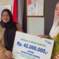 Bupati Natuna Cen Sui Lan beberapa waktu lalu menyerahkan santunan dari BPJS. Foto: Istimewa 